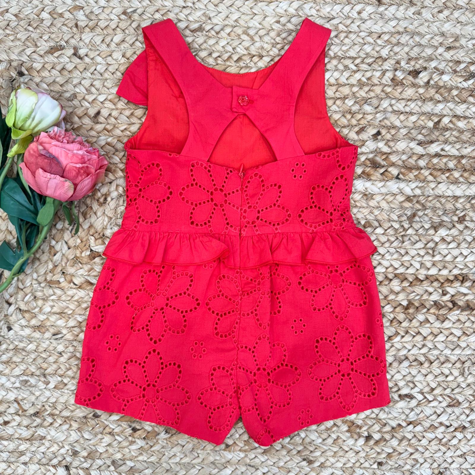Retro del romper rosso in cotone sangallo con apertura a cuore e dettaglio bottone, elegante e fresco per bambine