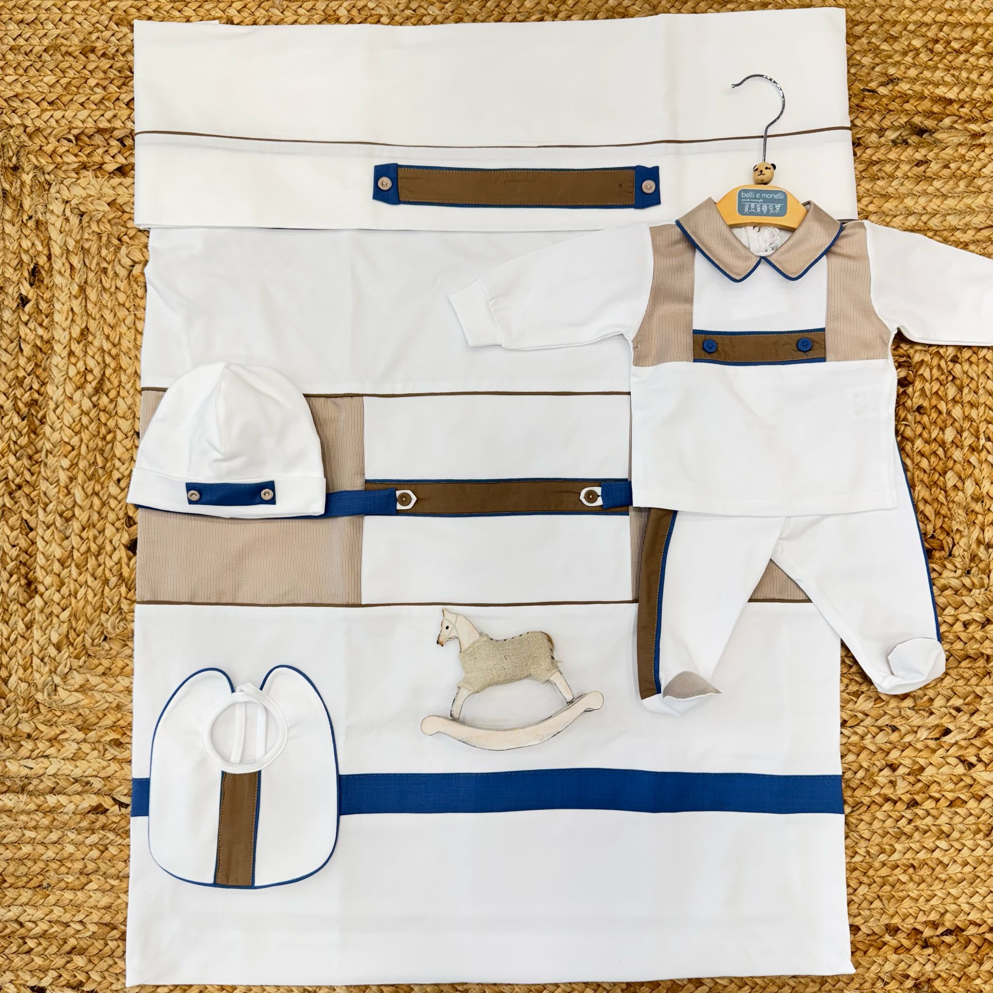  Elegante set nascita neonato in bianco, beige e blu con dettagli raffinati, perfetto per l’uscita dalla clinica e i primi giorni speciali.