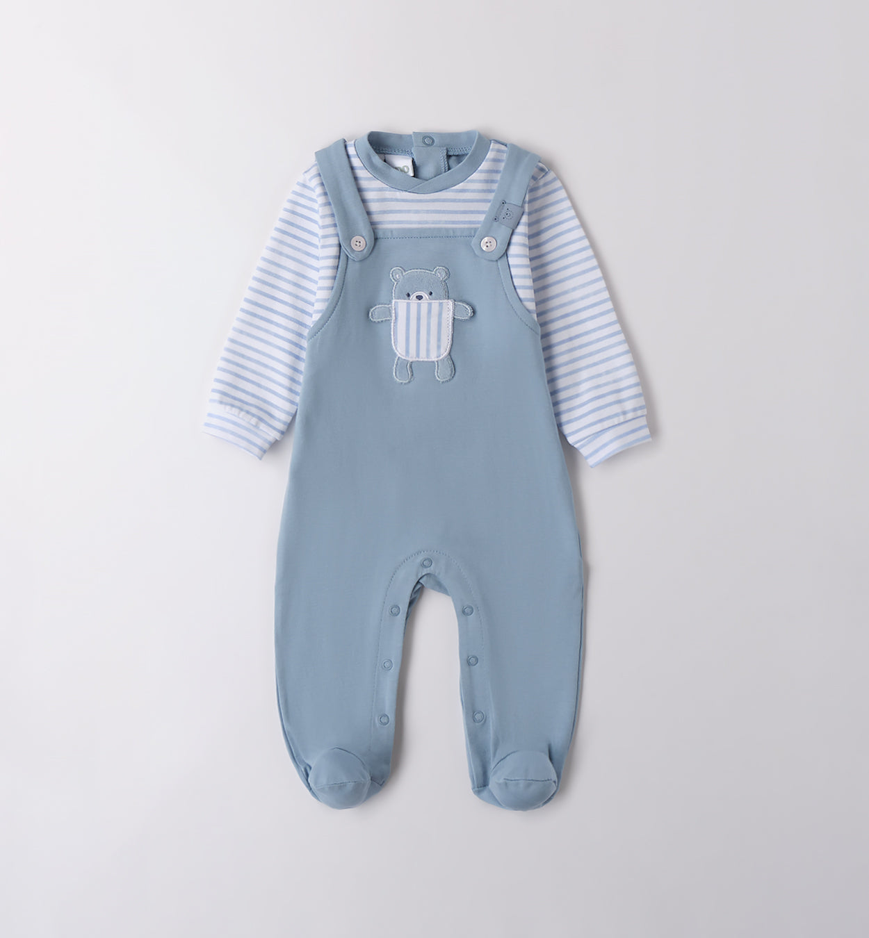  Completo neonato con salopette in cotone azzurro e maglia a righe bianche e azzurre. Ricamo orsetto con tasca applicata, perfetto per il corredino nascita.
