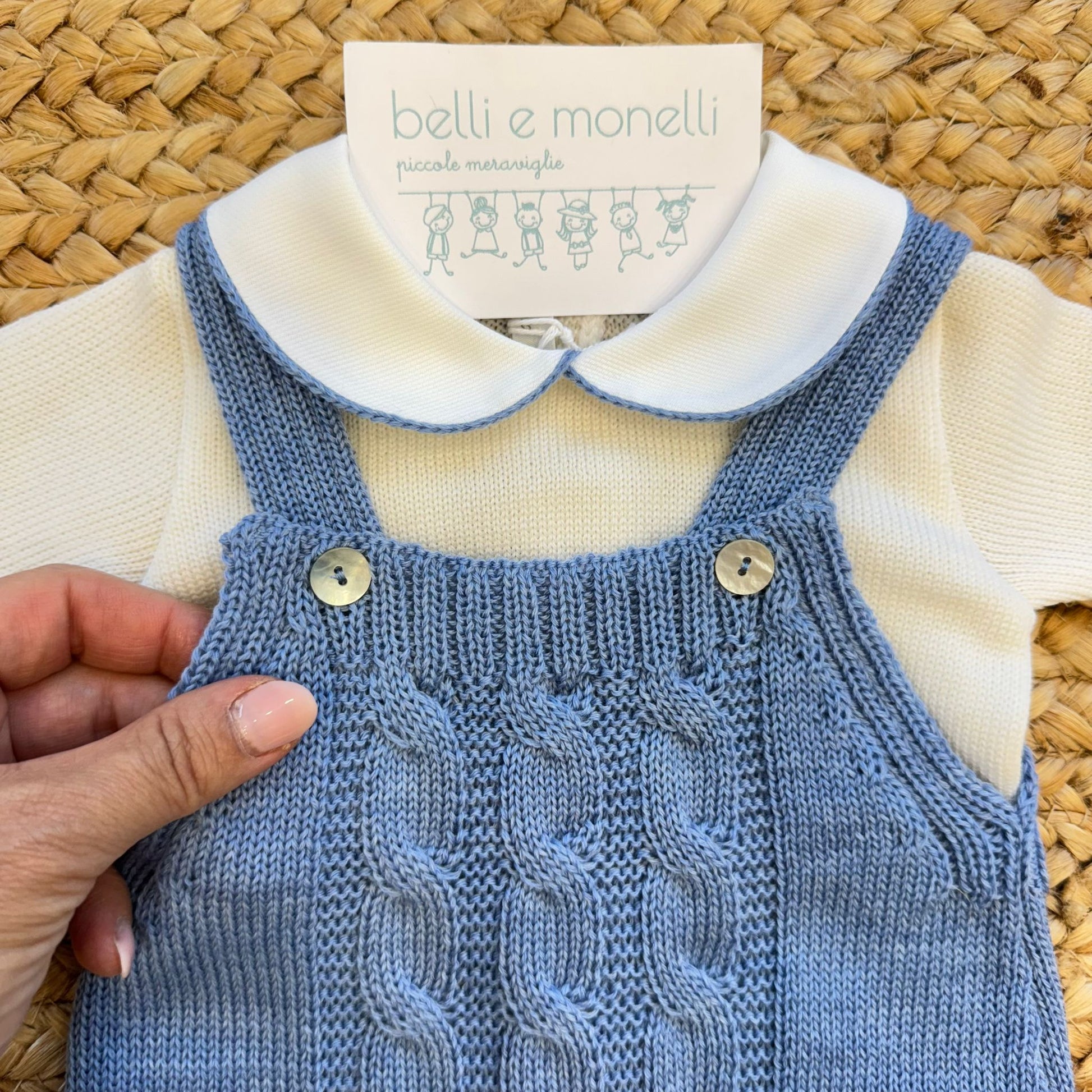 Salopette neonato in lana azzurra con lavorazione trecce