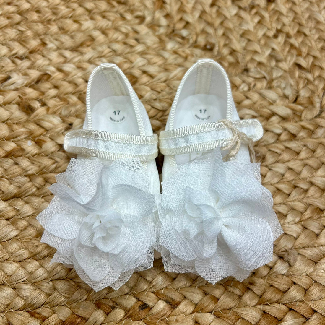 Scarpe battesimo bimba bianche con fiore in organza
