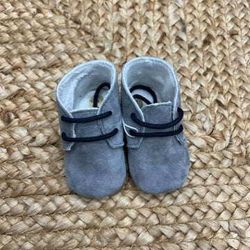 Scarpe battesimo bimbo in suede grigio con lacci scuri