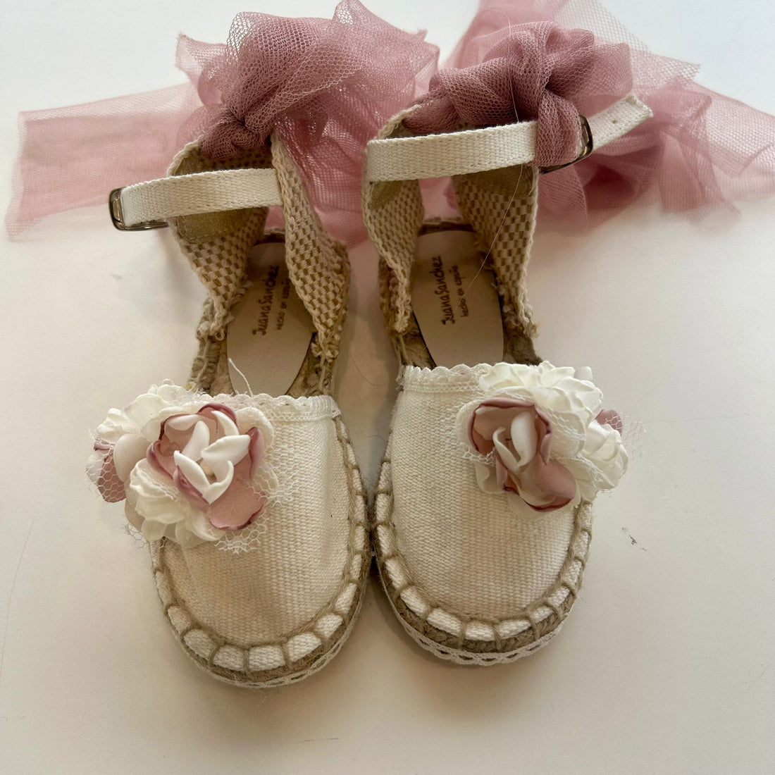 Scarpe bimba cerimonia panna con fiocco in tulle rosa cipria