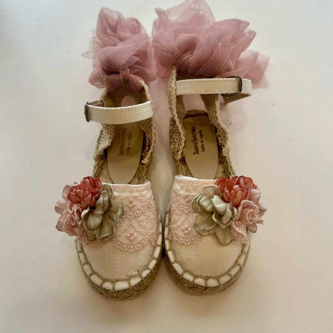 Scarpe bimba cerimonia panna con pizzo e fiori decorativi