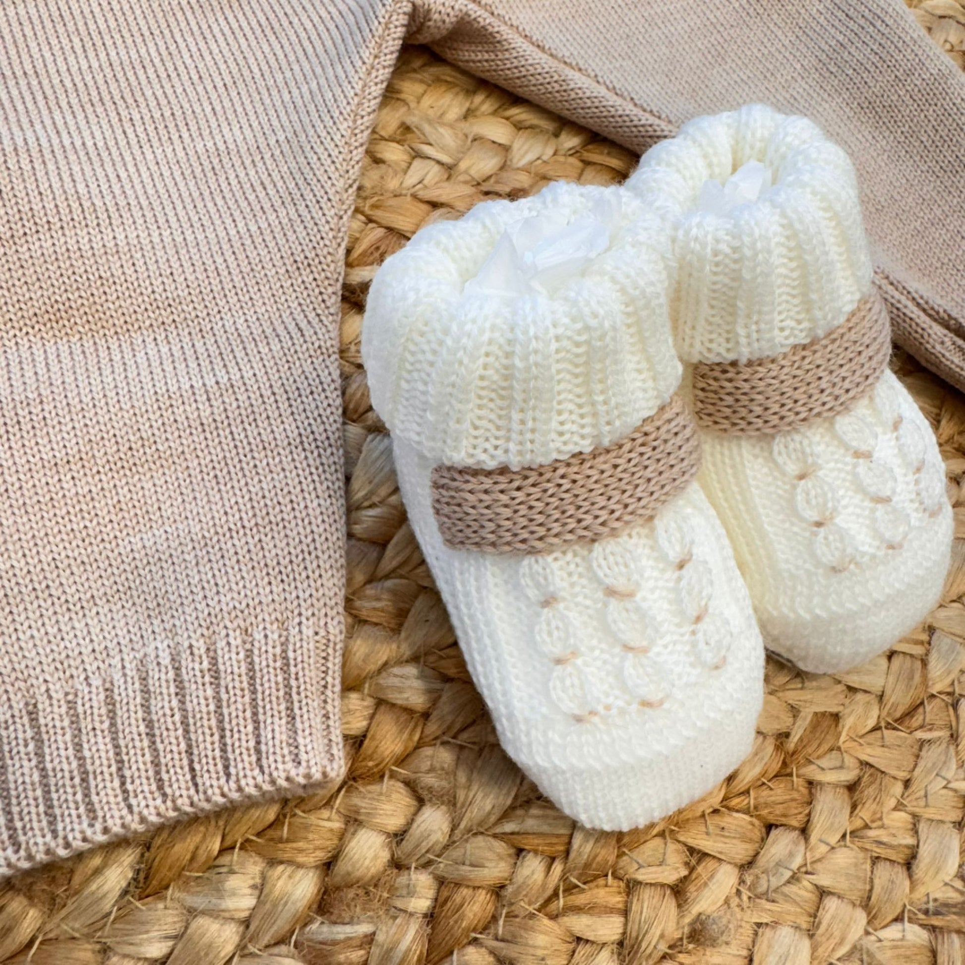 Scarpette bianche in maglia con lavorazione punto nocciolina e cinturino beige