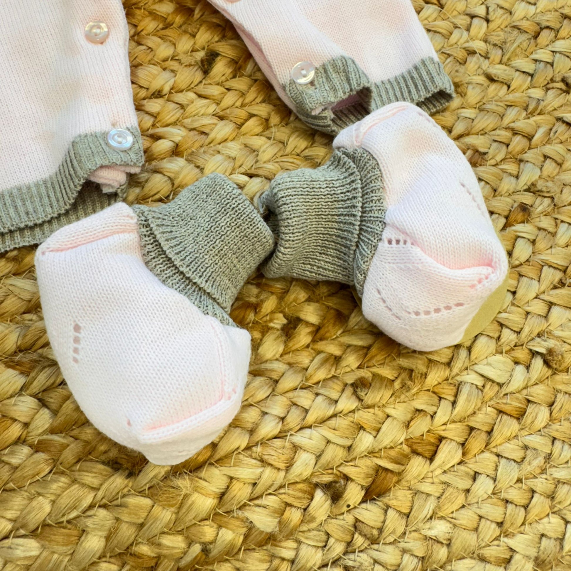 Scarpette coordinate rosa e tortora in misto lana per neonata.