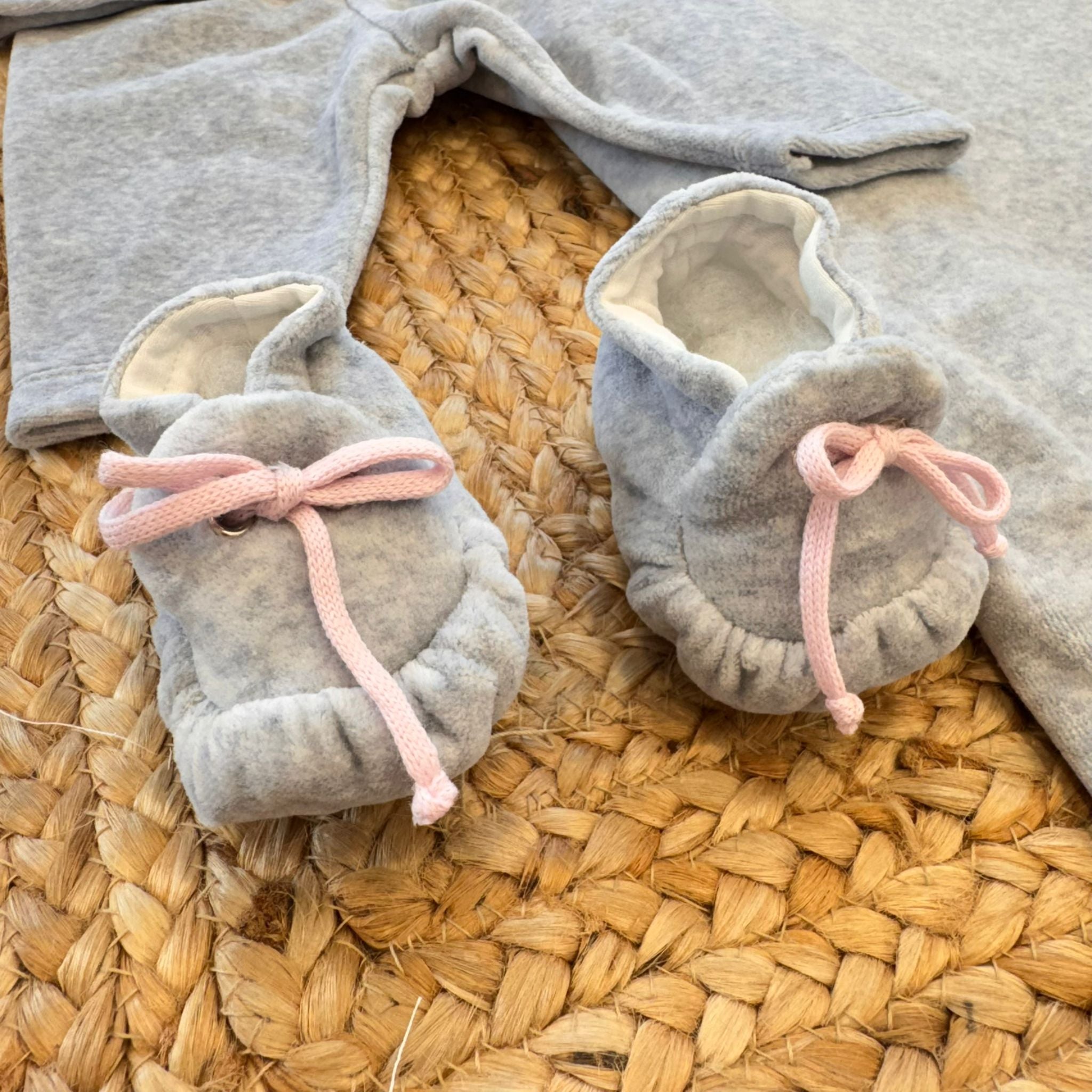 Scarpette in ciniglia grigia con fiocchi rosa