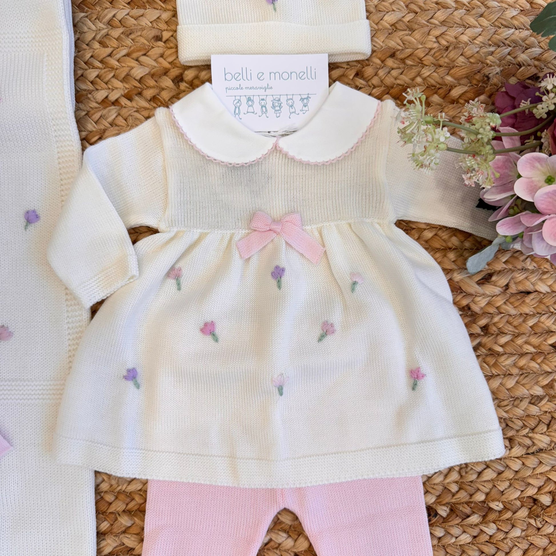 Scarpette in lana panna con ricamo tulipani e fiocchetto rosa