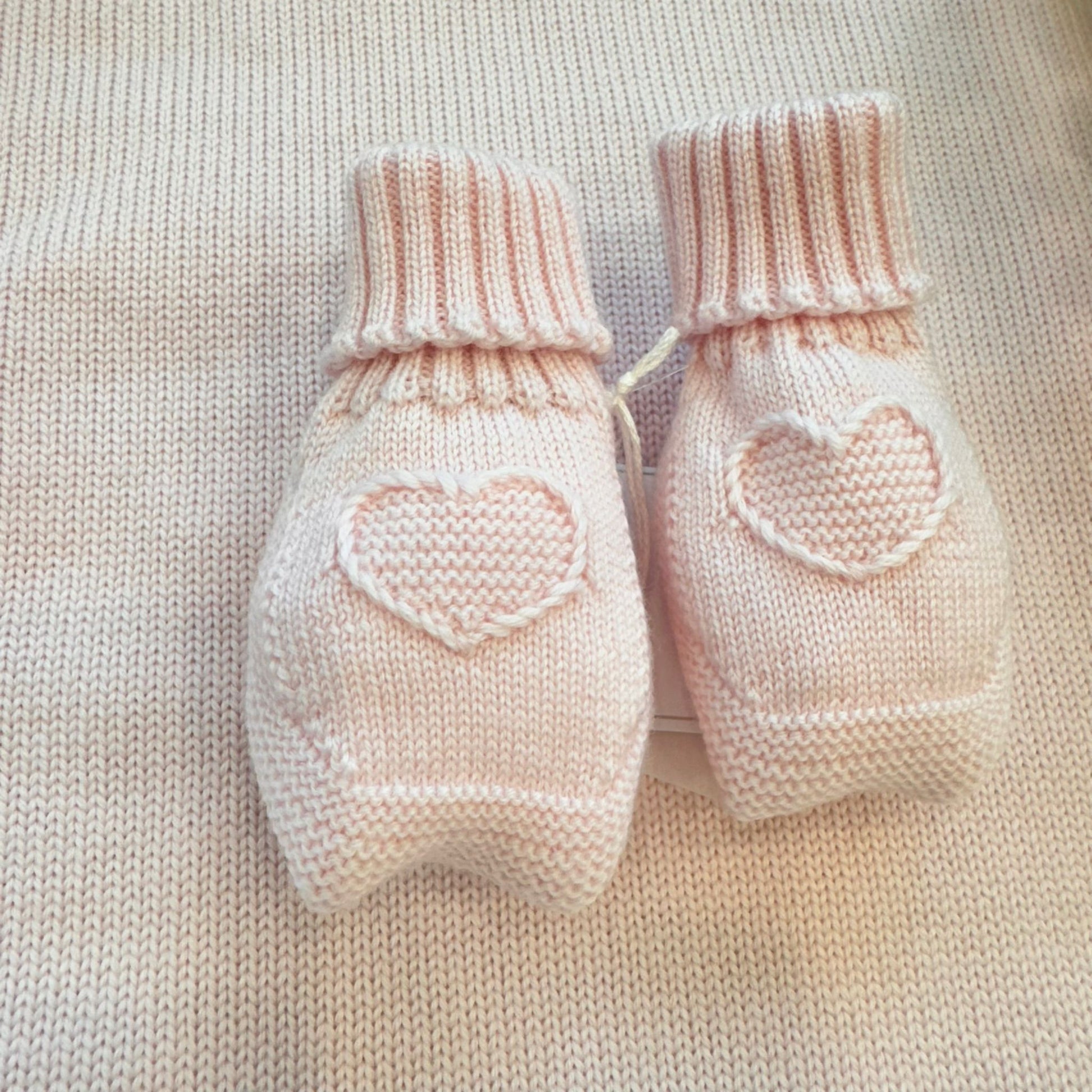 Scarpette neonata pura lana rosa con cuore ricamato