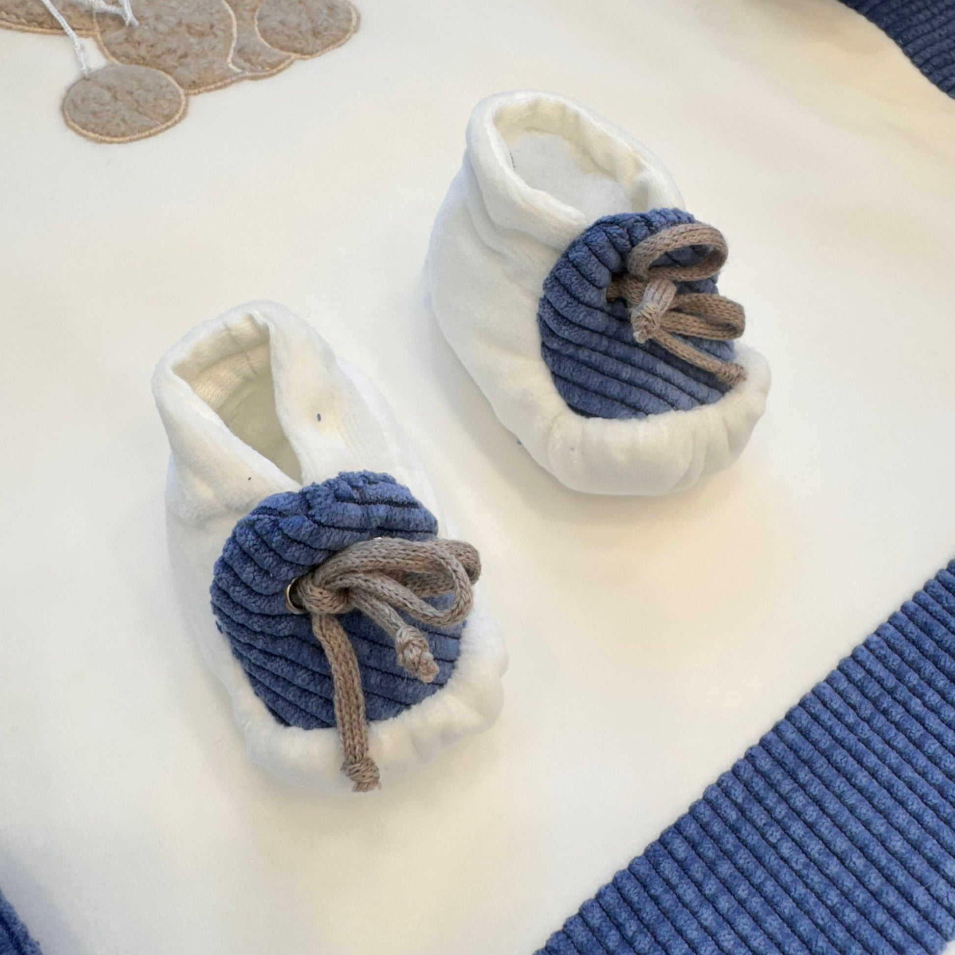 Scarpette neonato in ciniglia coordinate