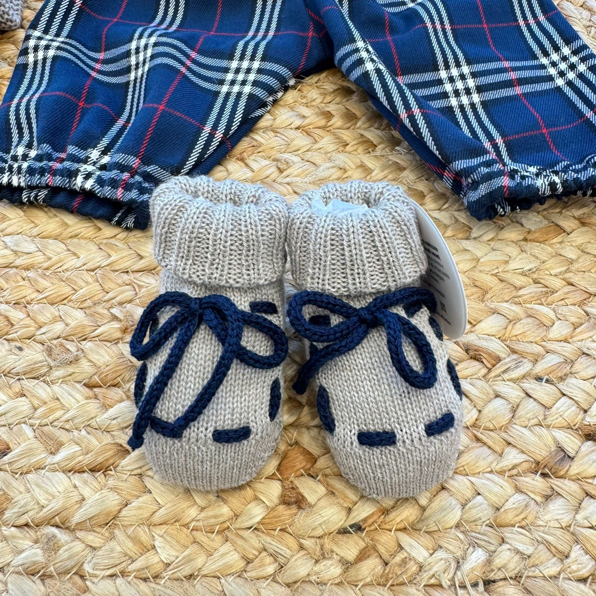 Scarpette neonato in lana tortora con laccetti blu