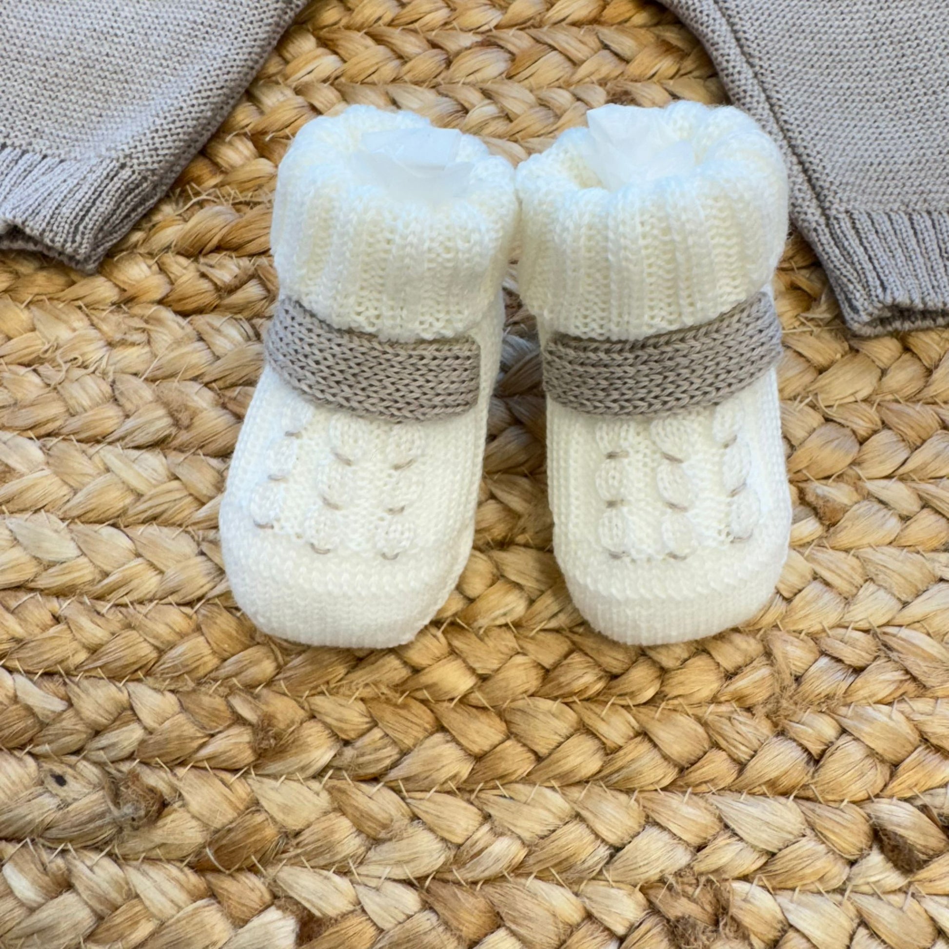 Scarpette neonato in pura lana bianche con fascia tortora coordinate