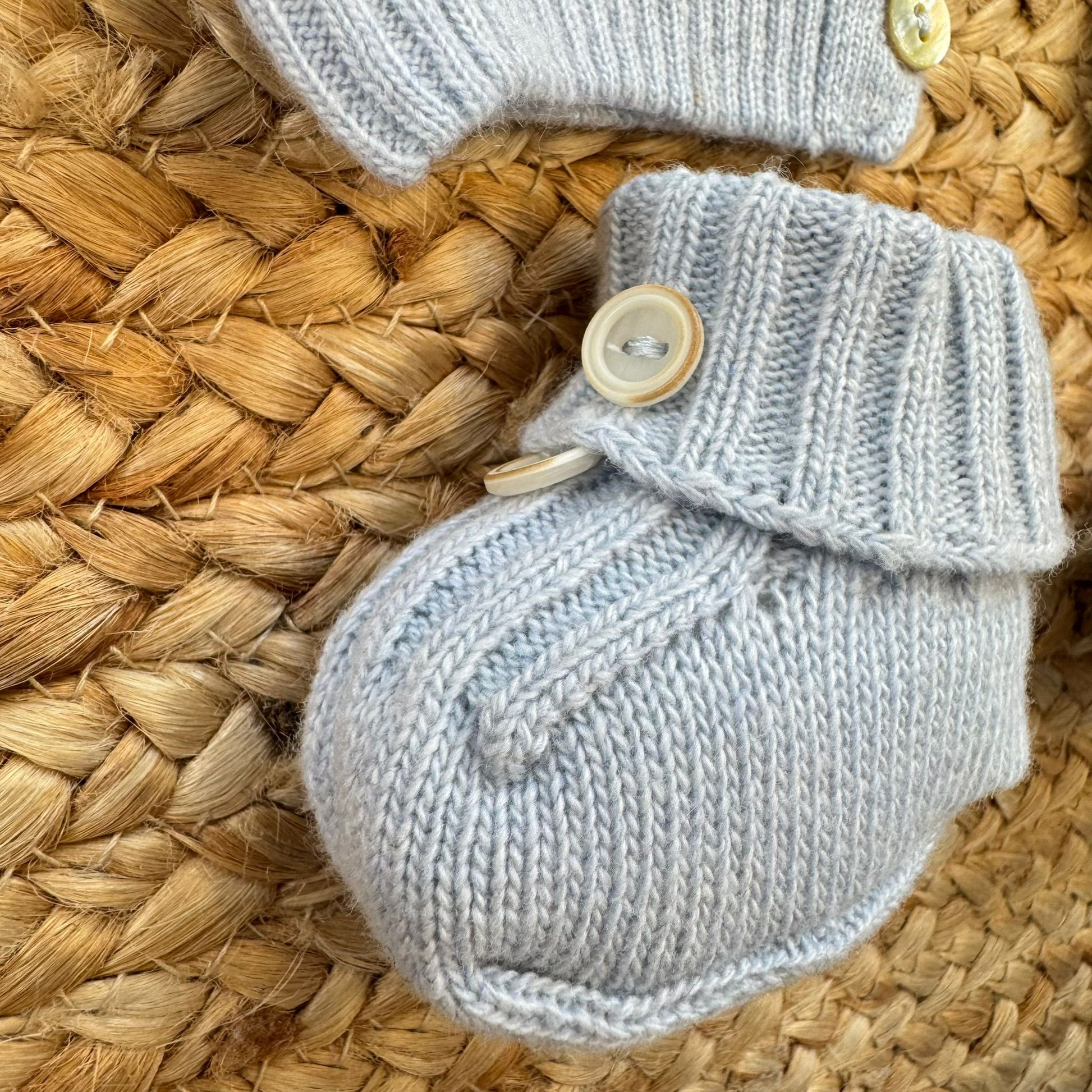 Scarpette neonato pura lana azzurra con bottone madreperla