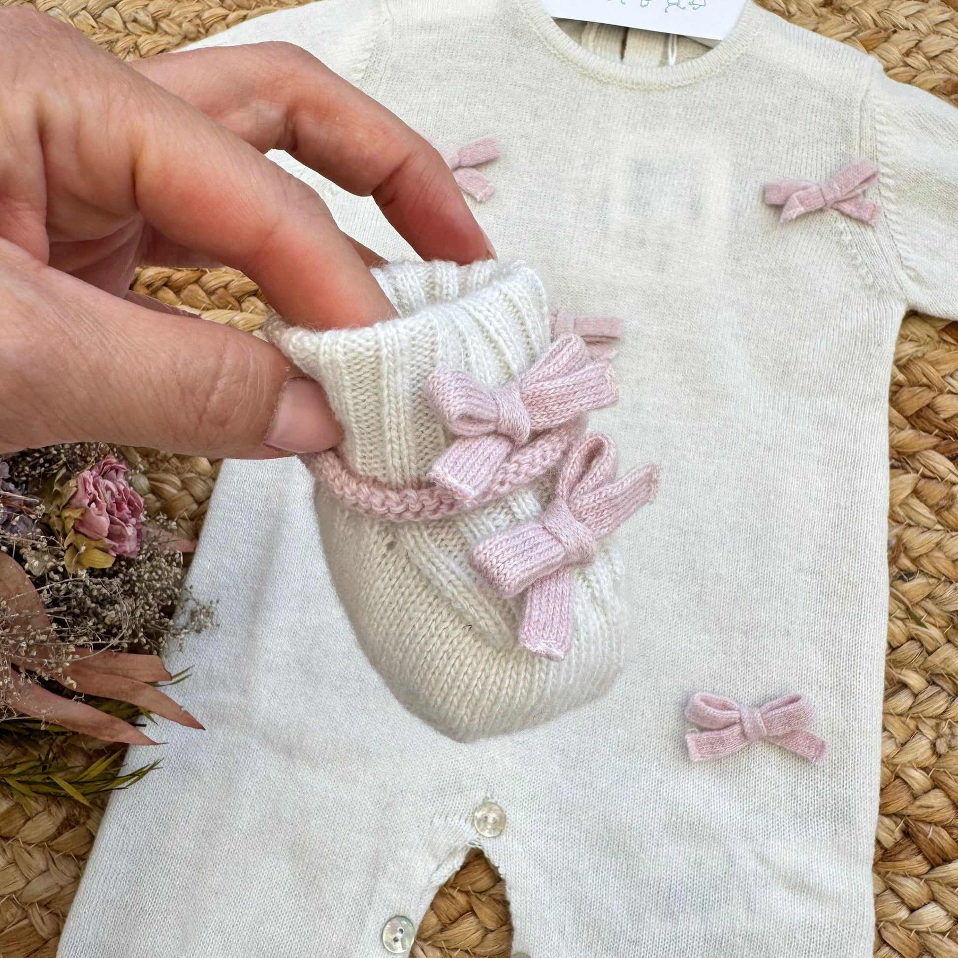 Scarpina coordinata panna con fiocchi rosa in maglia