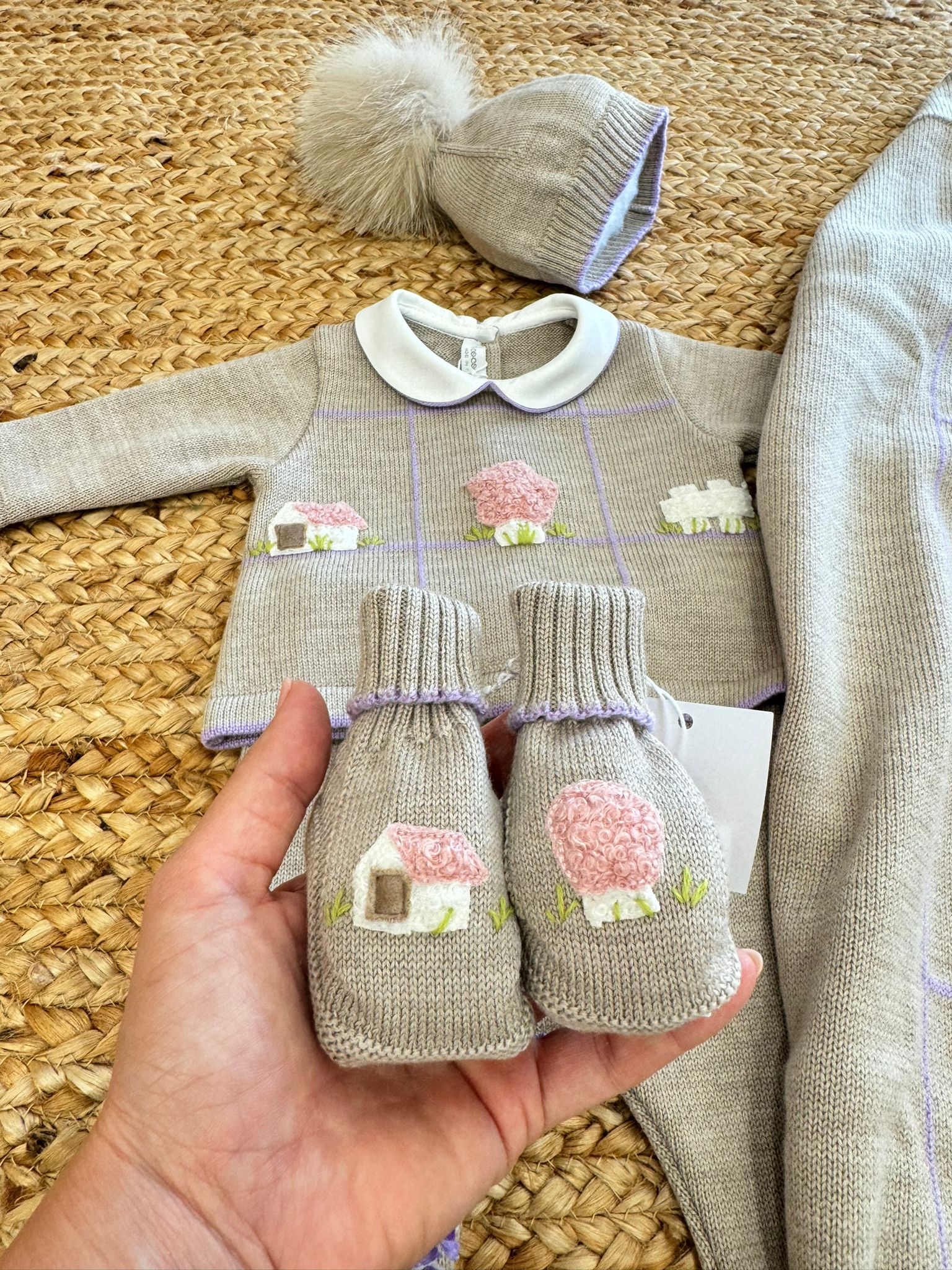 Corredino Prima Nascita,Corredino Neonata,Uscita Clinica,Corredino,Neonata,Belli e Monelli,Coordinato,,Coordinato Grigio con Casette Ricamate:Coperta, Cappellino, Coprifasce e Scarpine in Lana,Clinica,Coordinato Neonata.