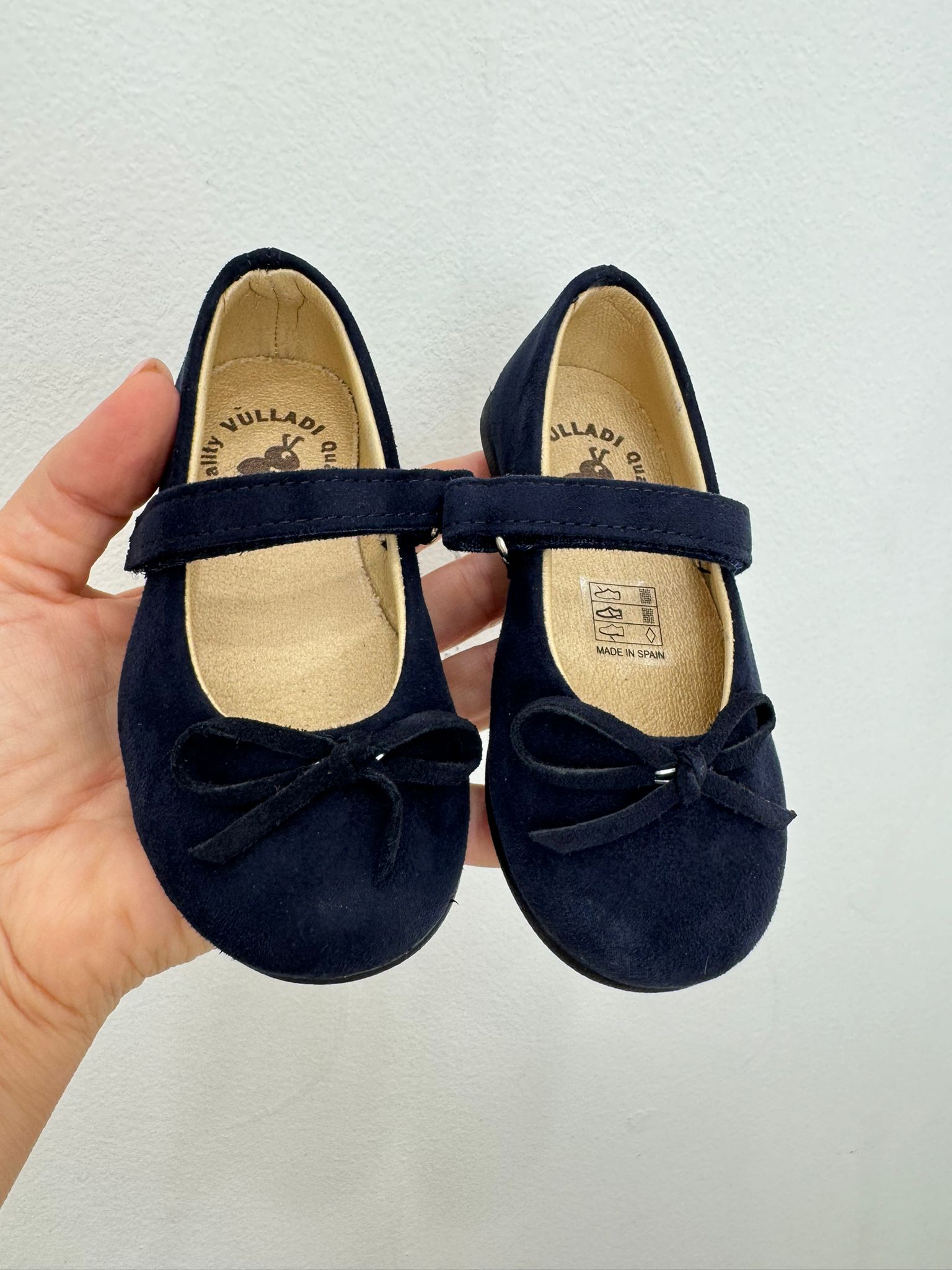 Scarpine bambina in velluto blu con fiocco e chiusura a strappo
