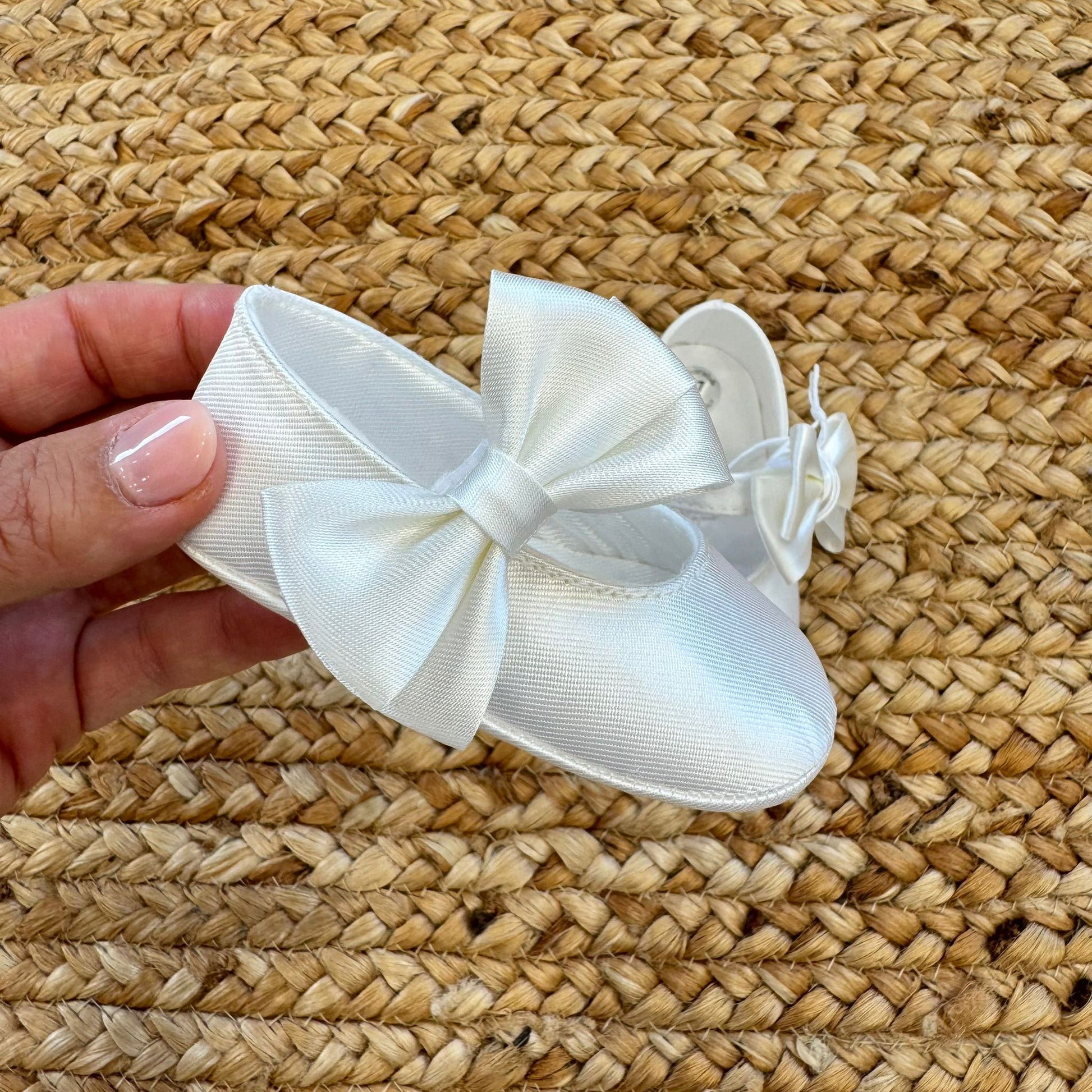Scarpine battesimo neonata raso bianco eleganti con fiocco
