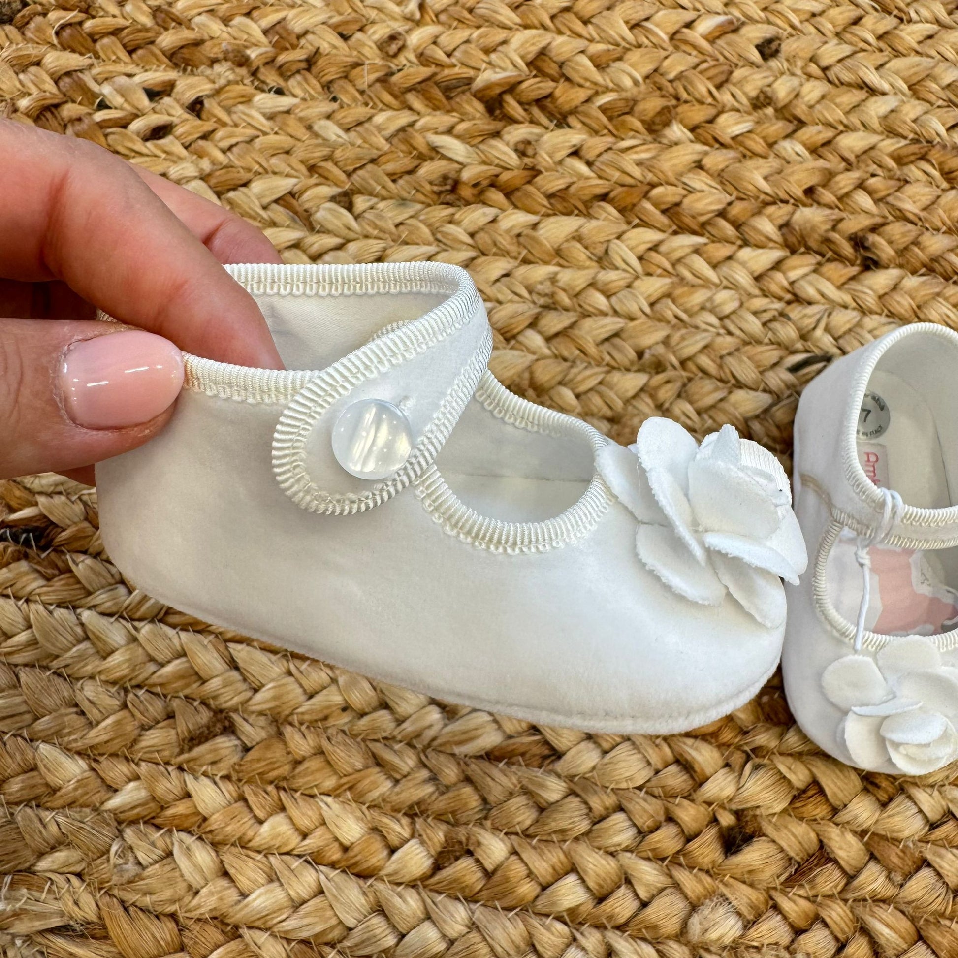 Scarpine battesimo neonata velluto bianco con fiore