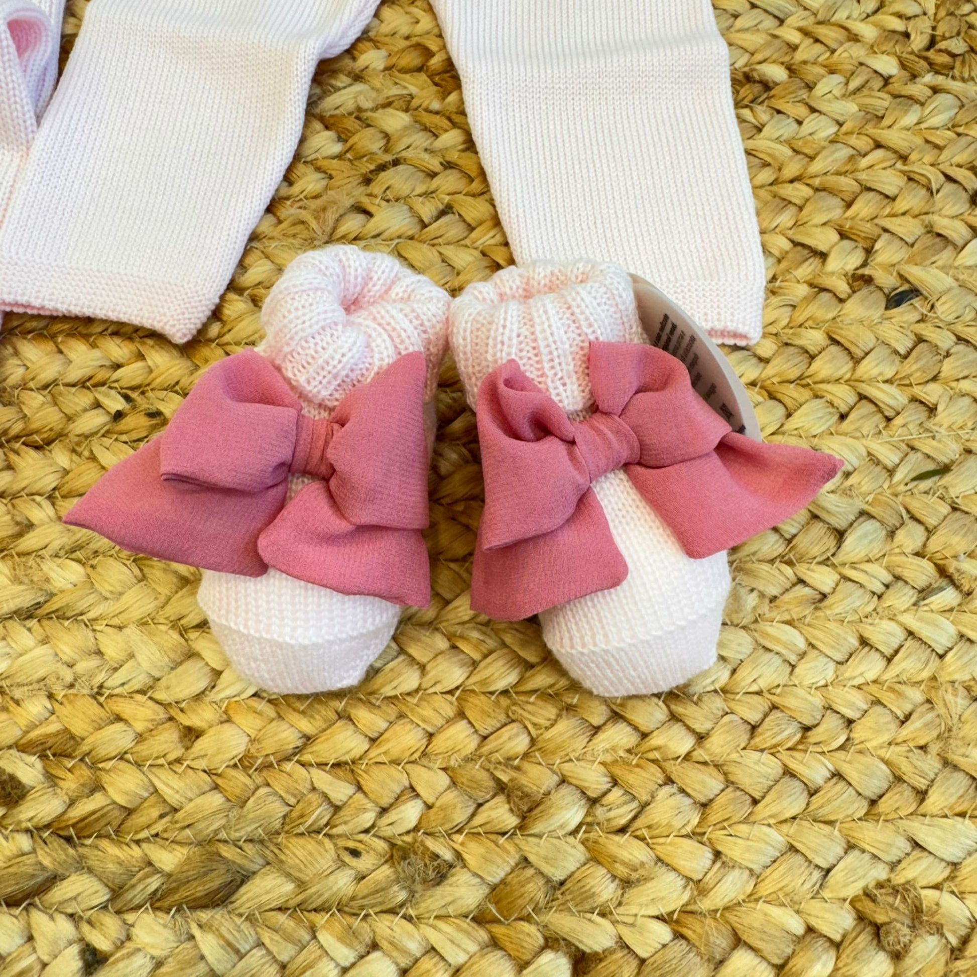 Scarpine con fiocchi ciclamino abbinate alla copertina.