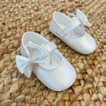 Scarpine culla battesimo neonata raso bianco con fiocco grande laterale