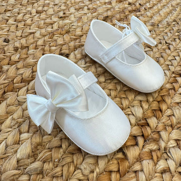 Scarpine culla battesimo neonata raso bianco con fiocco grande laterale