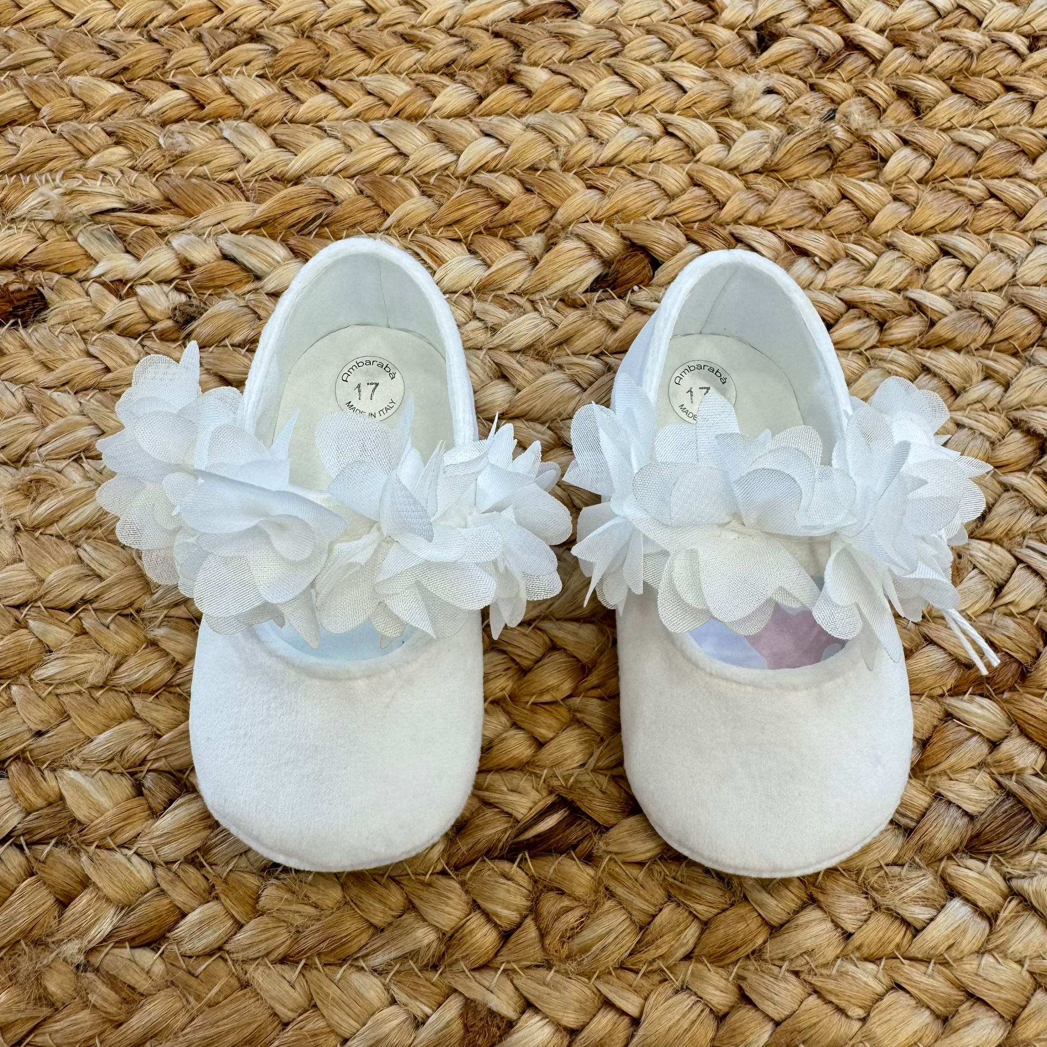 Scarpine culla battesimo neonata velluto bianco con fiori in organza