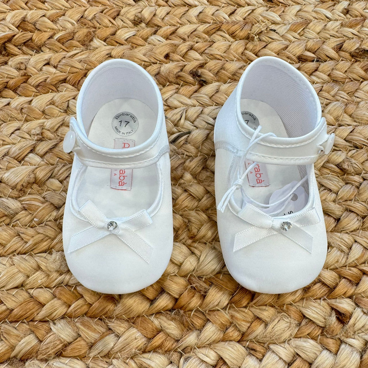 Scarpine culla raso bianco con fiocco e punto luce –