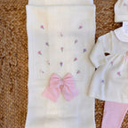 Scarpine panna abbinate con dettagli ricamati e fiocchetti