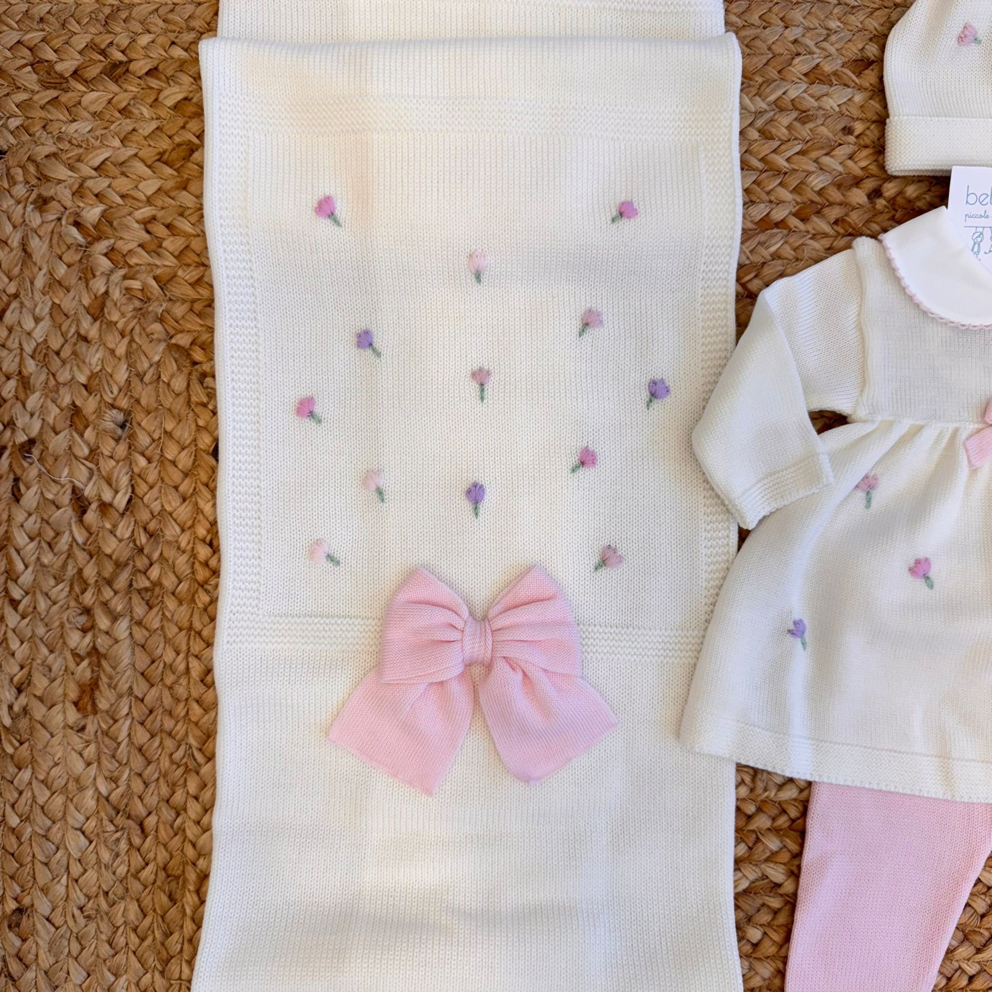 Scarpine panna abbinate con dettagli ricamati e fiocchetti