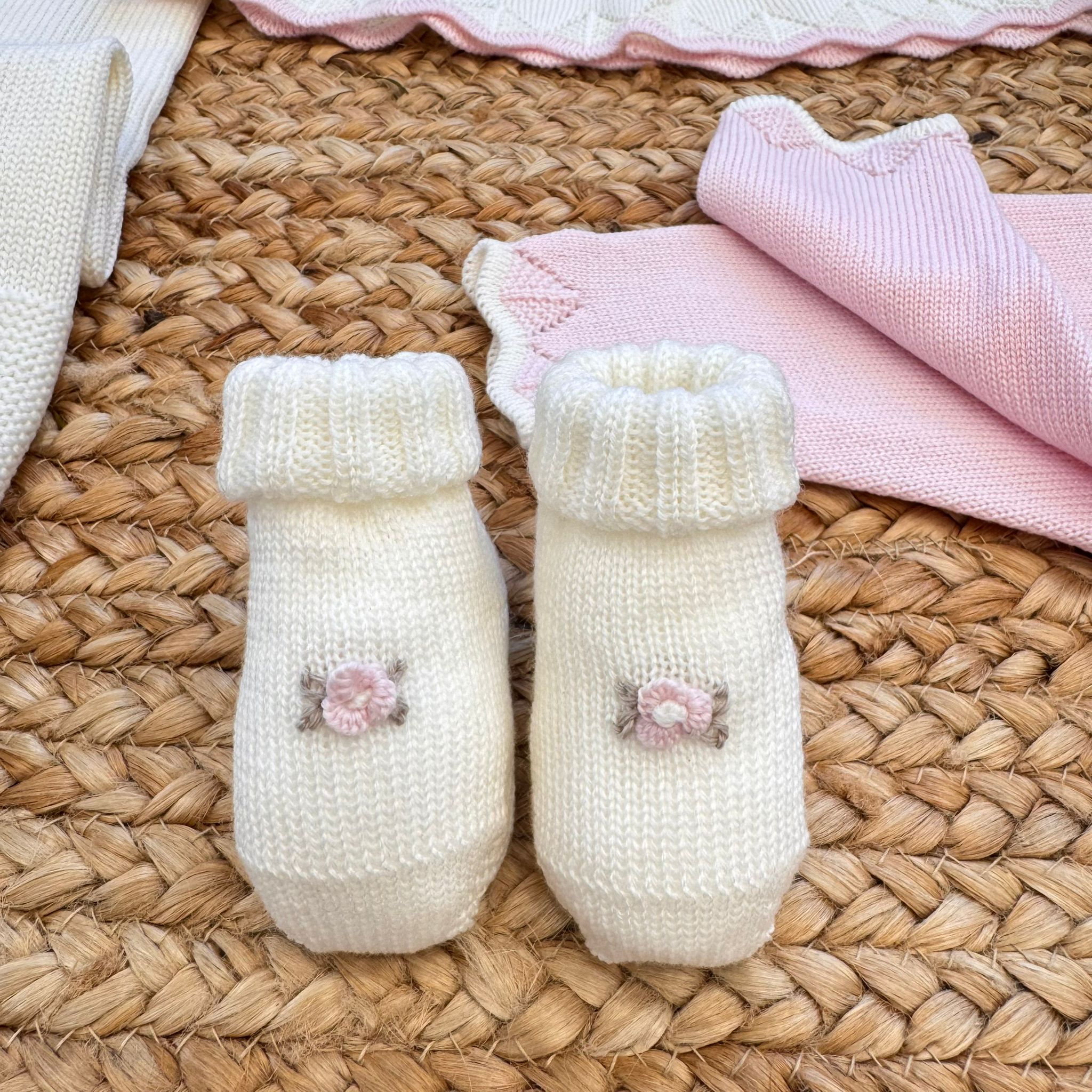 Scarpine rosa coordinate con fiocchetti ricamati a mano