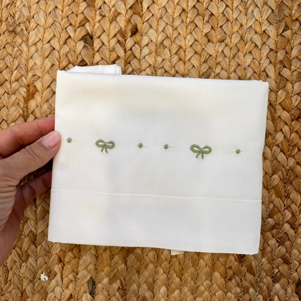 Set lenzuola culla con ricamo nodo d’amore verde foglia