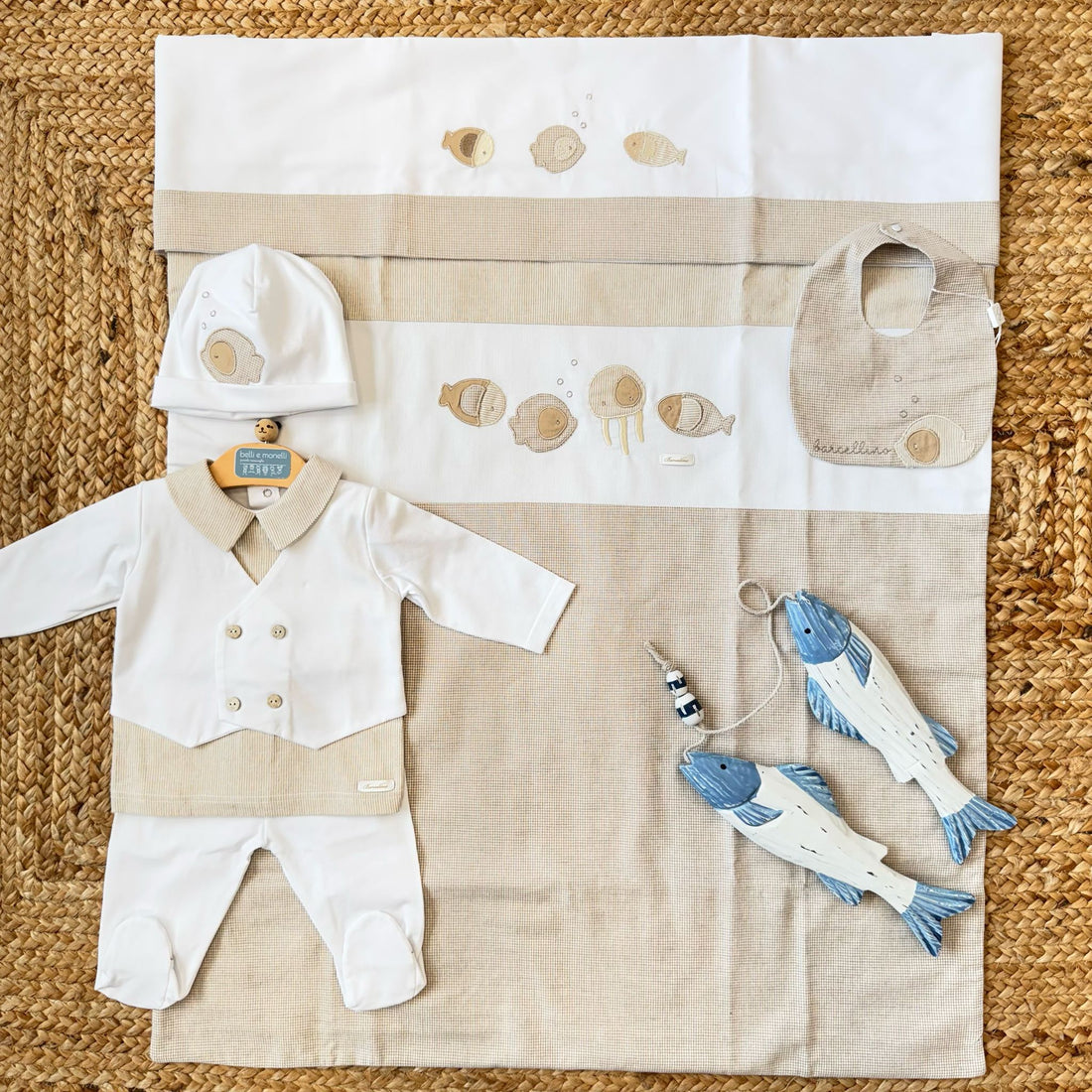  Completo per l’uscita clinica con tutina, lenzuola, cappellino e bavaglino.