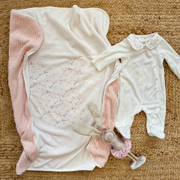 Set uscita clinica neonata con tutina bianca e copertina rosa