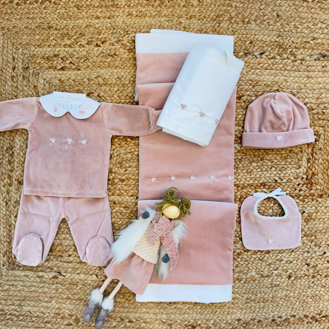 Set uscita clinica neonata in ciniglia rosa con ricami a fiocco