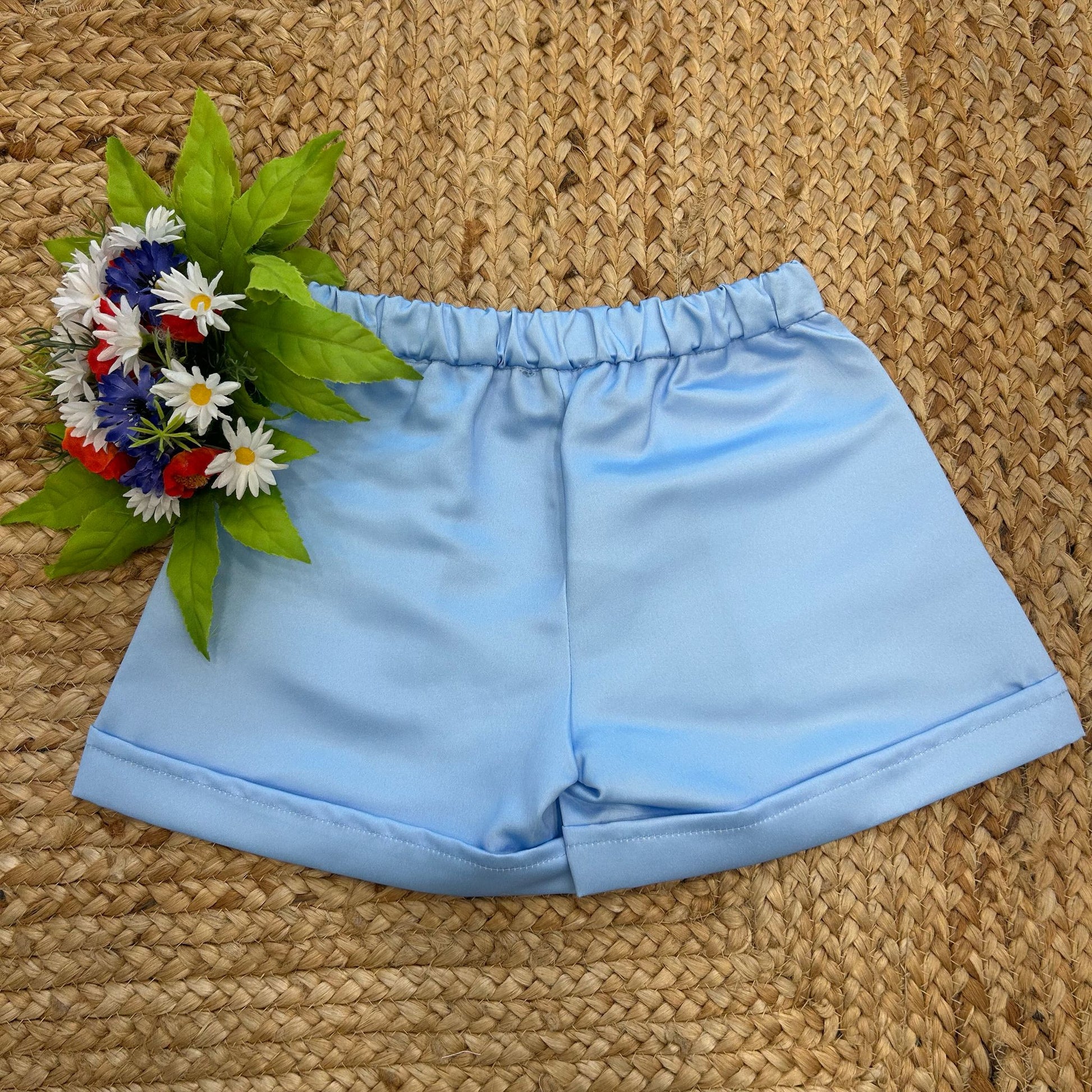 Perfetto per occasioni casual chic, eventi estivi o uscite eleganti, mantenendo praticità e freschezza.