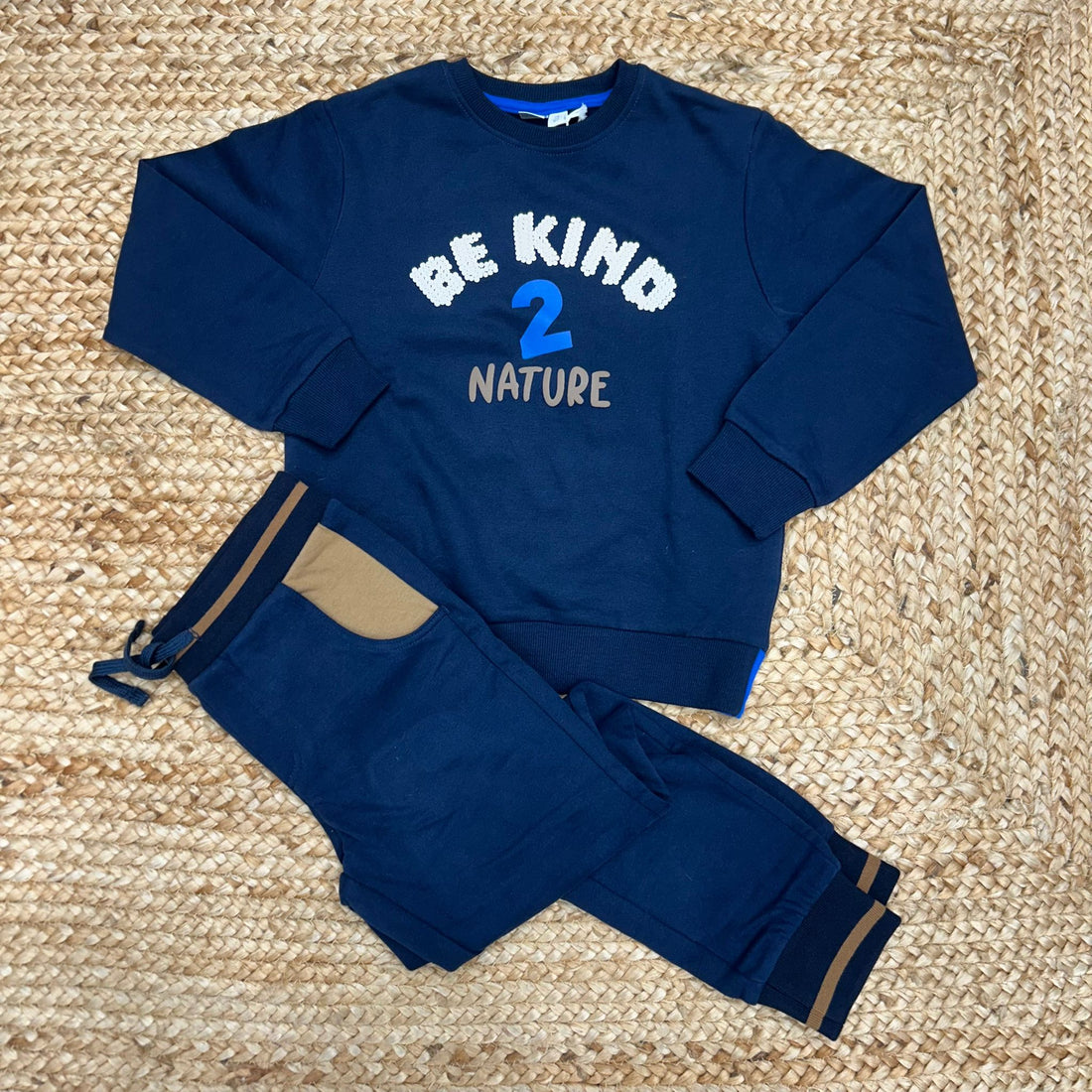 Tuta bimbo blu con scritta “Be Kind 2 Nature” e pantalone coordinato