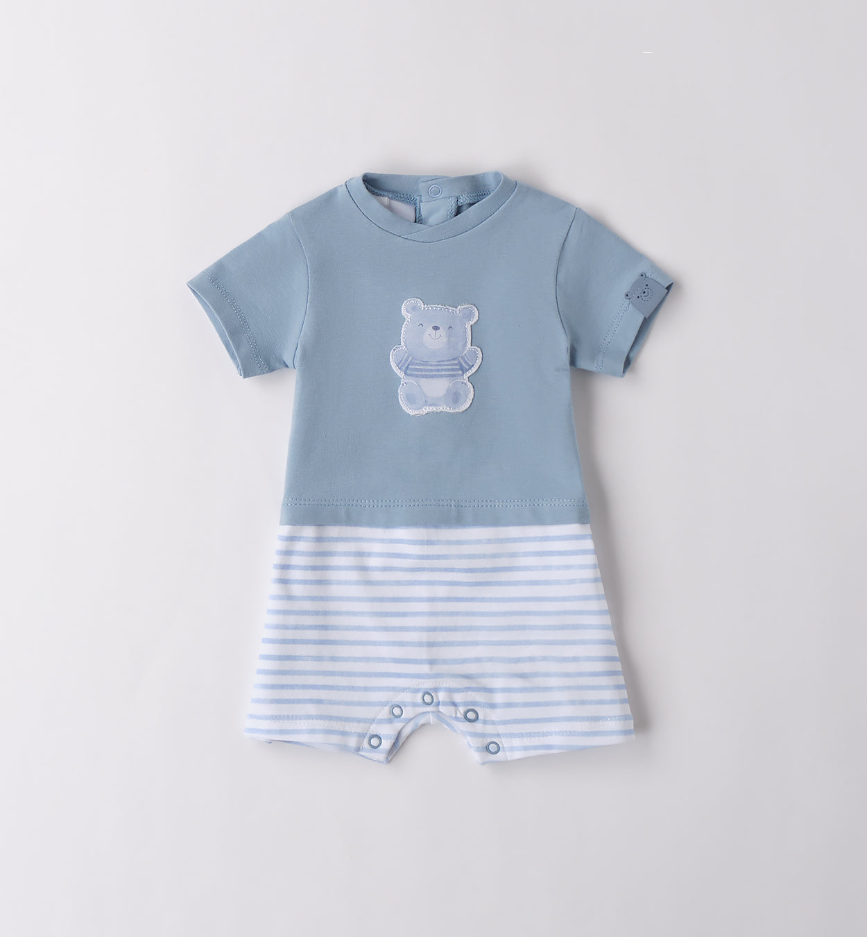 Tutina corta neonato in cotone azzurra con ricamo orsetto e pantaloncino a righe. Leggera e traspirante, perfetta per il corredino e le giornate estive.