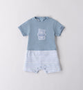 Tutina corta neonato in cotone azzurra con ricamo orsetto e pantaloncino a righe. Leggera e traspirante, perfetta per il corredino e le giornate estive.