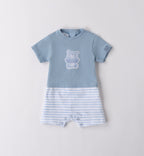 Tutina corta neonato in cotone azzurra con ricamo orsetto e pantaloncino a righe. Leggera e traspirante, perfetta per il corredino e le giornate estive.