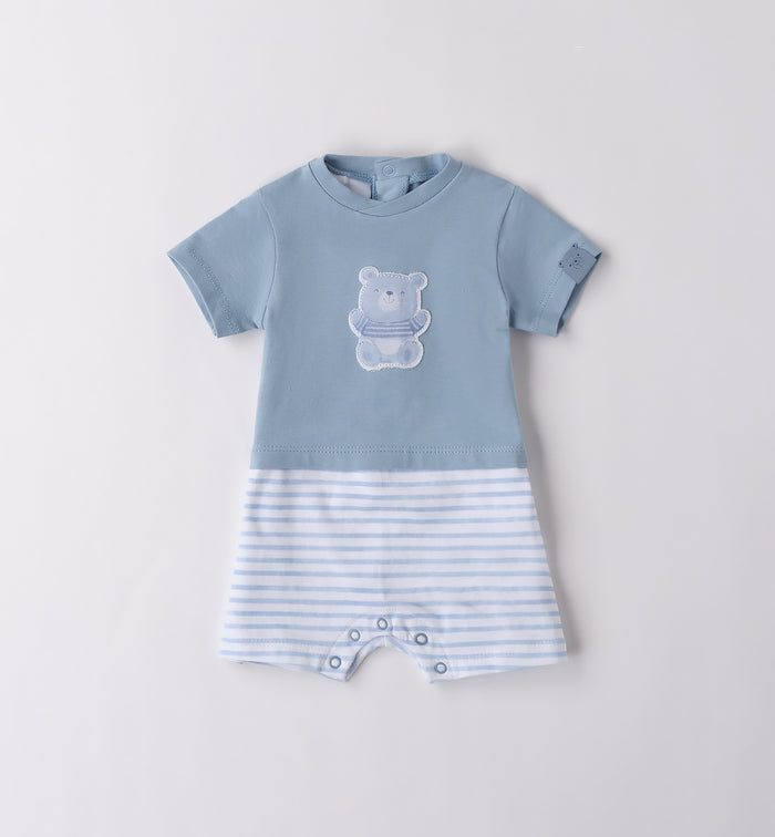 Tutina corta neonato in cotone azzurra con ricamo orsetto e pantaloncino a righe. Leggera e traspirante, perfetta per il corredino e le giornate estive.