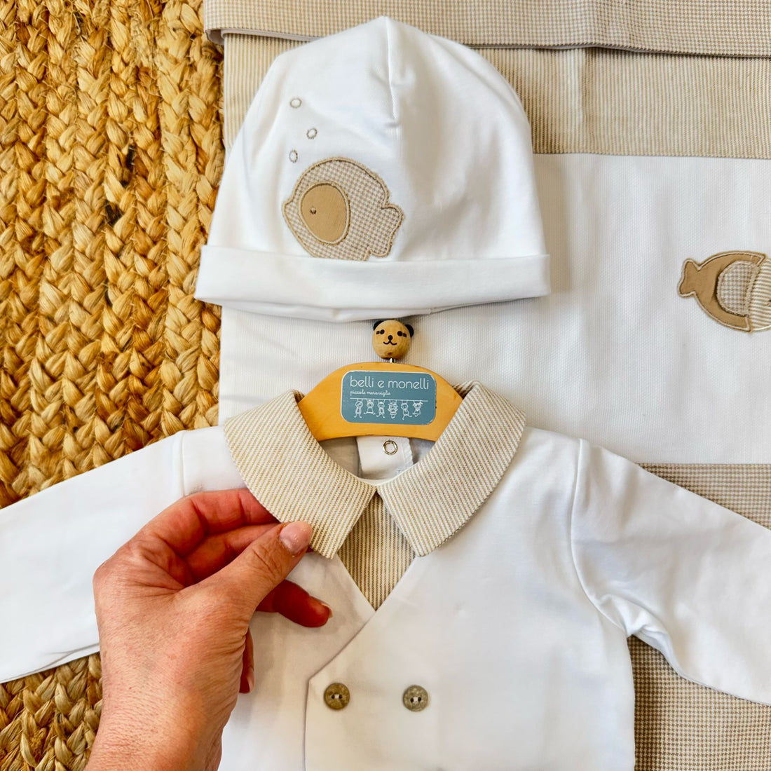  Completo per l’uscita clinica con tutina, lenzuola, cappellino e bavaglino.
