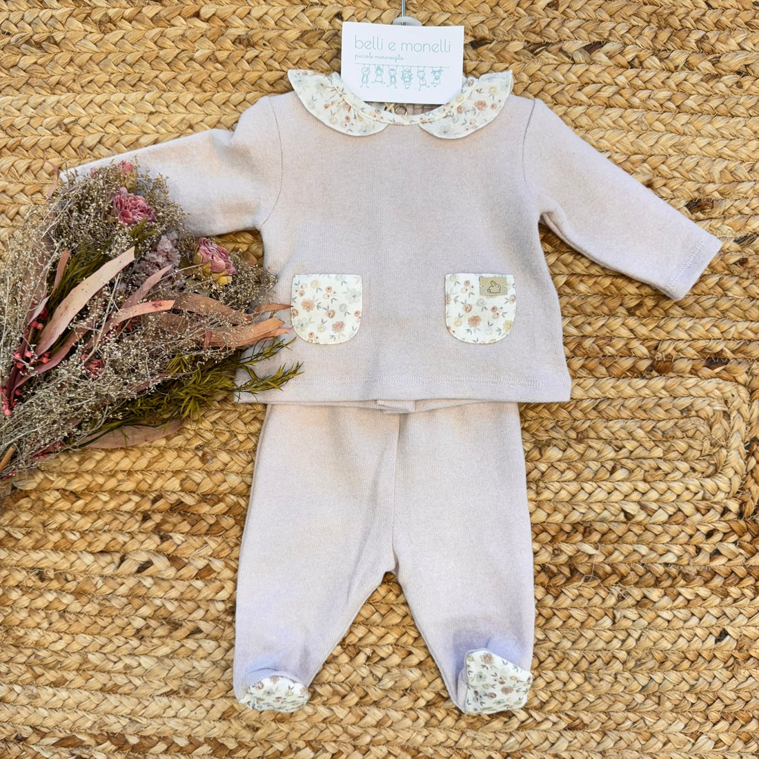 Tutina caldo cotone rosa antico neonata con colletto e taschine floreali.