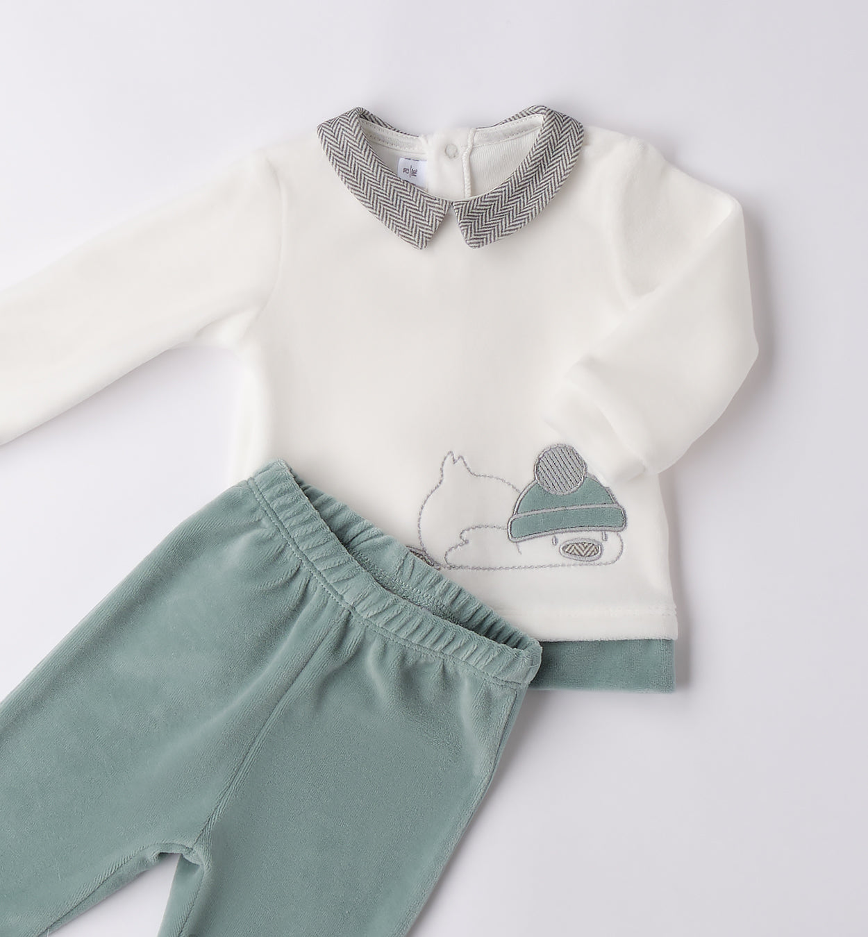 → Tutina ciniglia neonato panna e verde vista frontale con ricamo volpe e colletto elegante