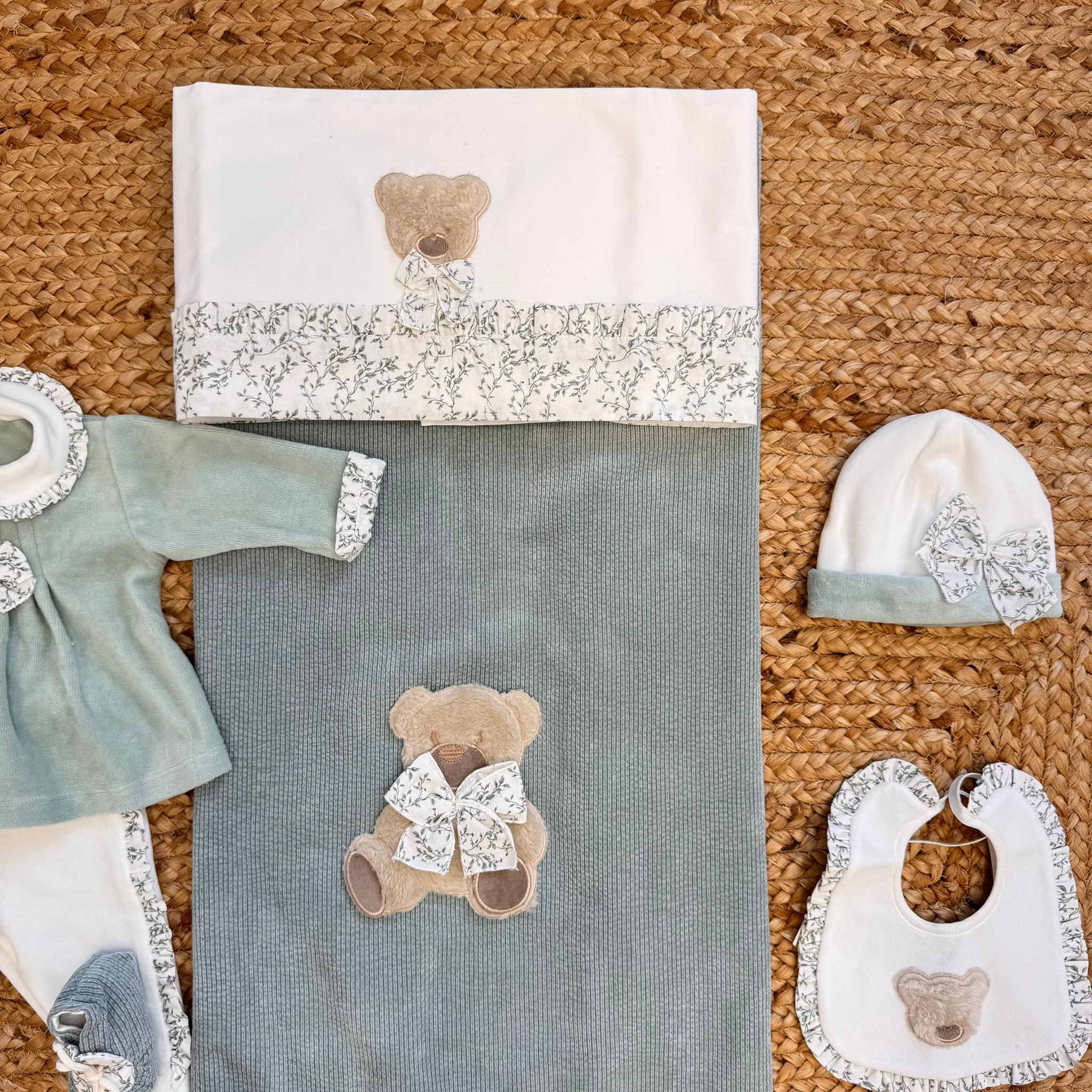 Tutina due pezzi caldo cotone verde salvia con colletto e fiocco floreale