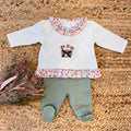 Tutina due pezzi in caldo cotone per neonata con colletto floreale e pantalone verde foglia.