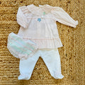 Tutina due pezzi per neonata con blusa arricciata e cuffietta coordinata