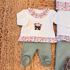 Tutina due pezzi per neonata con colletto e fondo floreale, pantalone verde foglia.