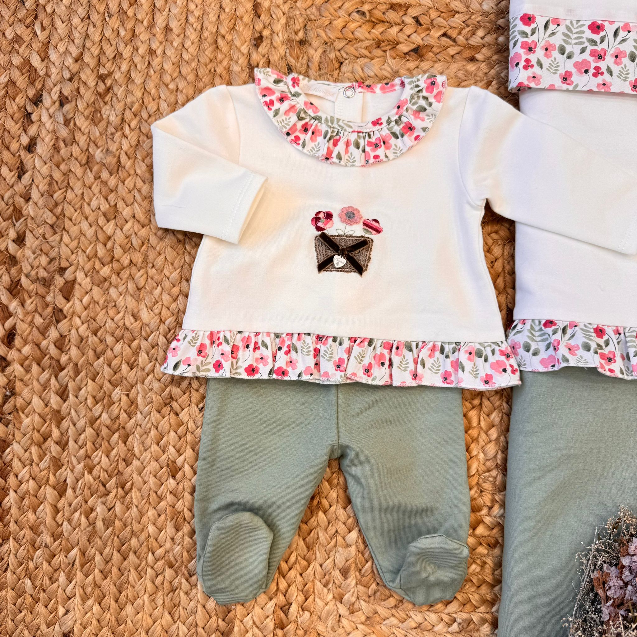 Tutina due pezzi per neonata con colletto e fondo floreale, pantalone verde foglia.