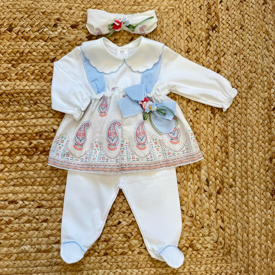 Tutina due pezzi per neonata in cotone con fantasia decorativa e fascia coordinata