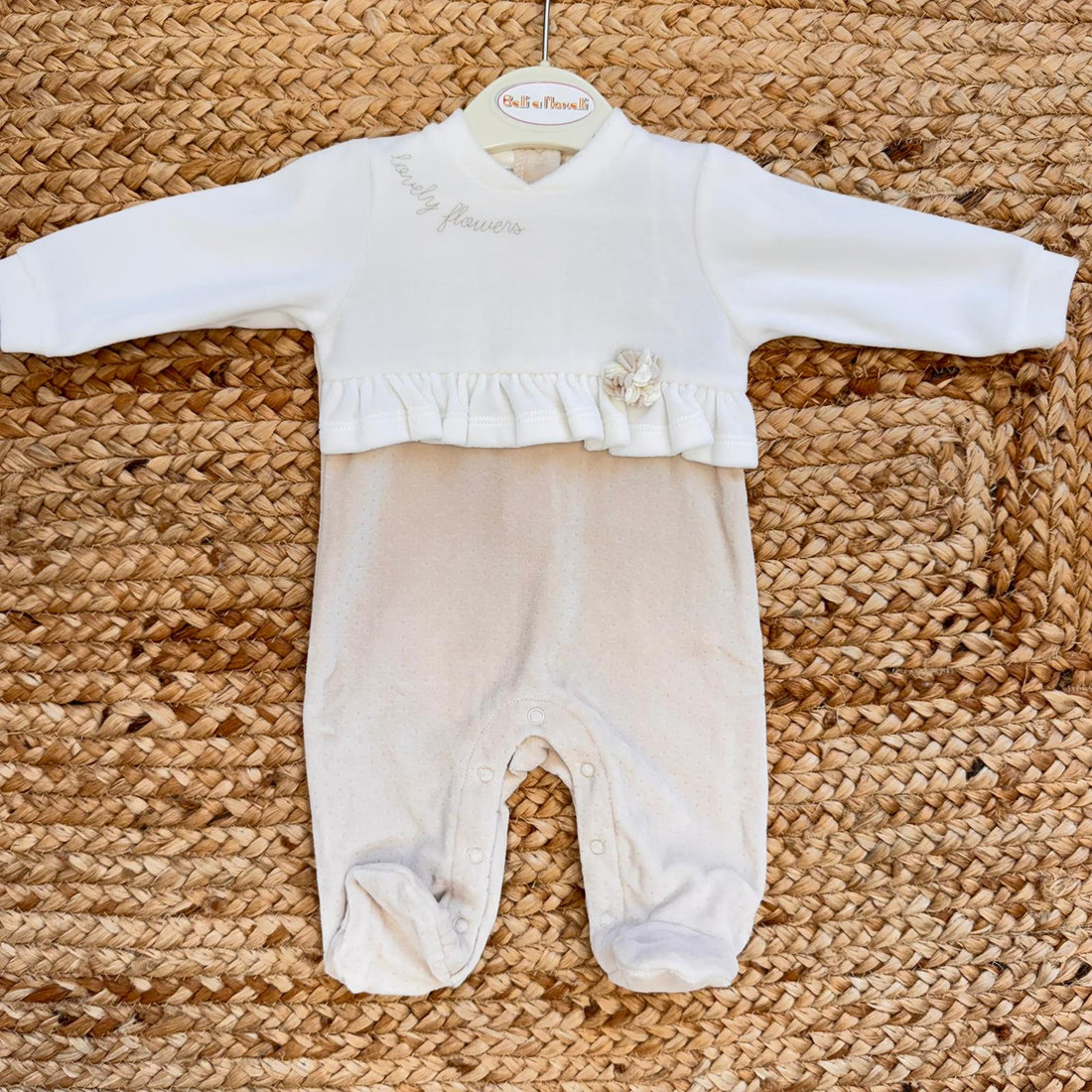 Tutina in ciniglia panna per neonata con balza e fiore